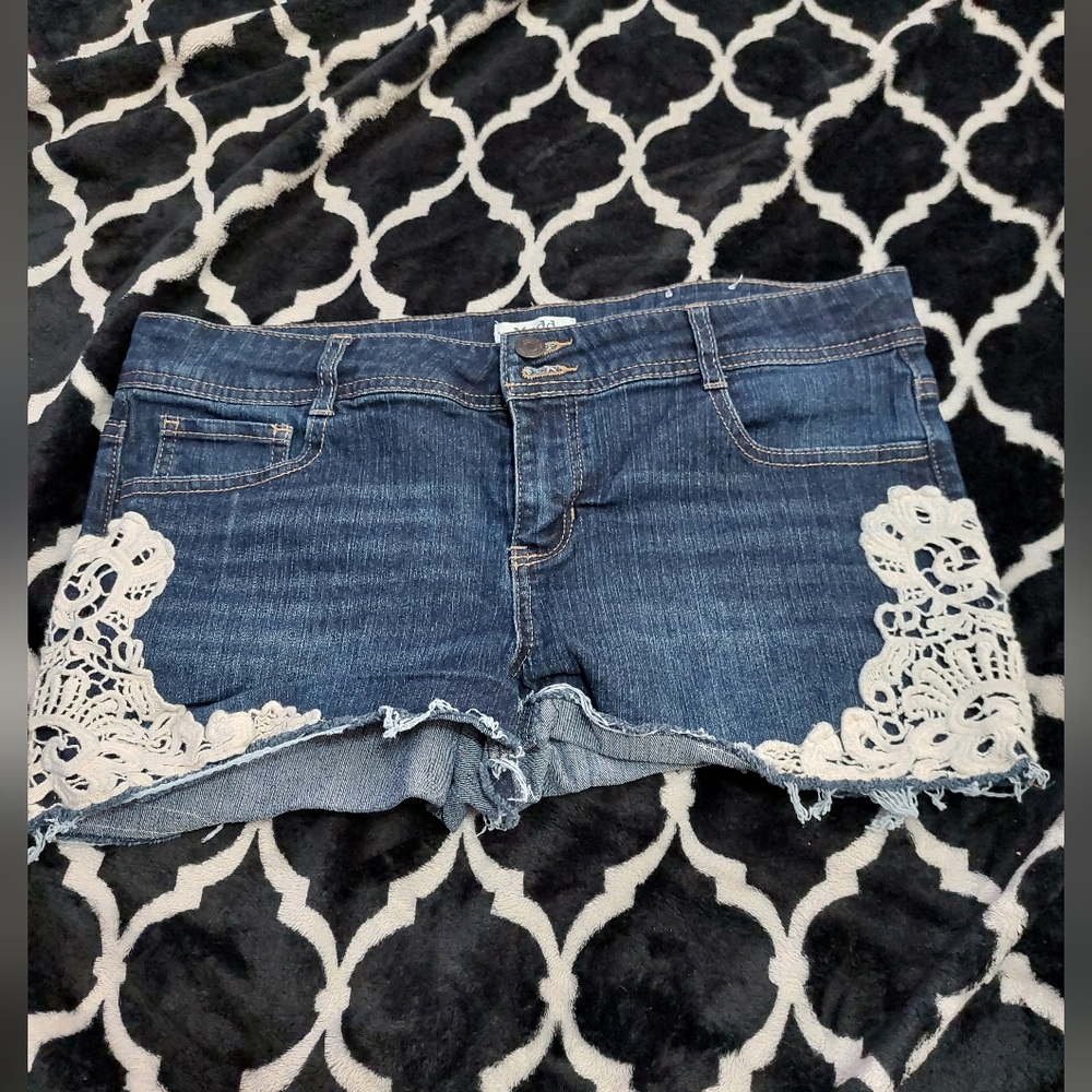 MUDD girls plus‎ Jean shorts with crocheted accents size 20.5